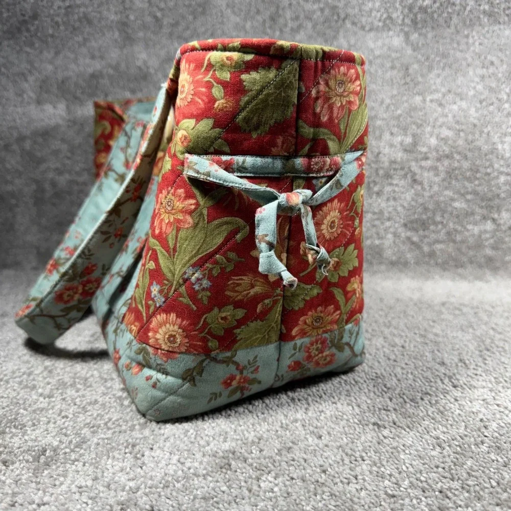 Hazelnut Hill Tote Bag Red Blue Floral Quilted Button Closure Cottagecore